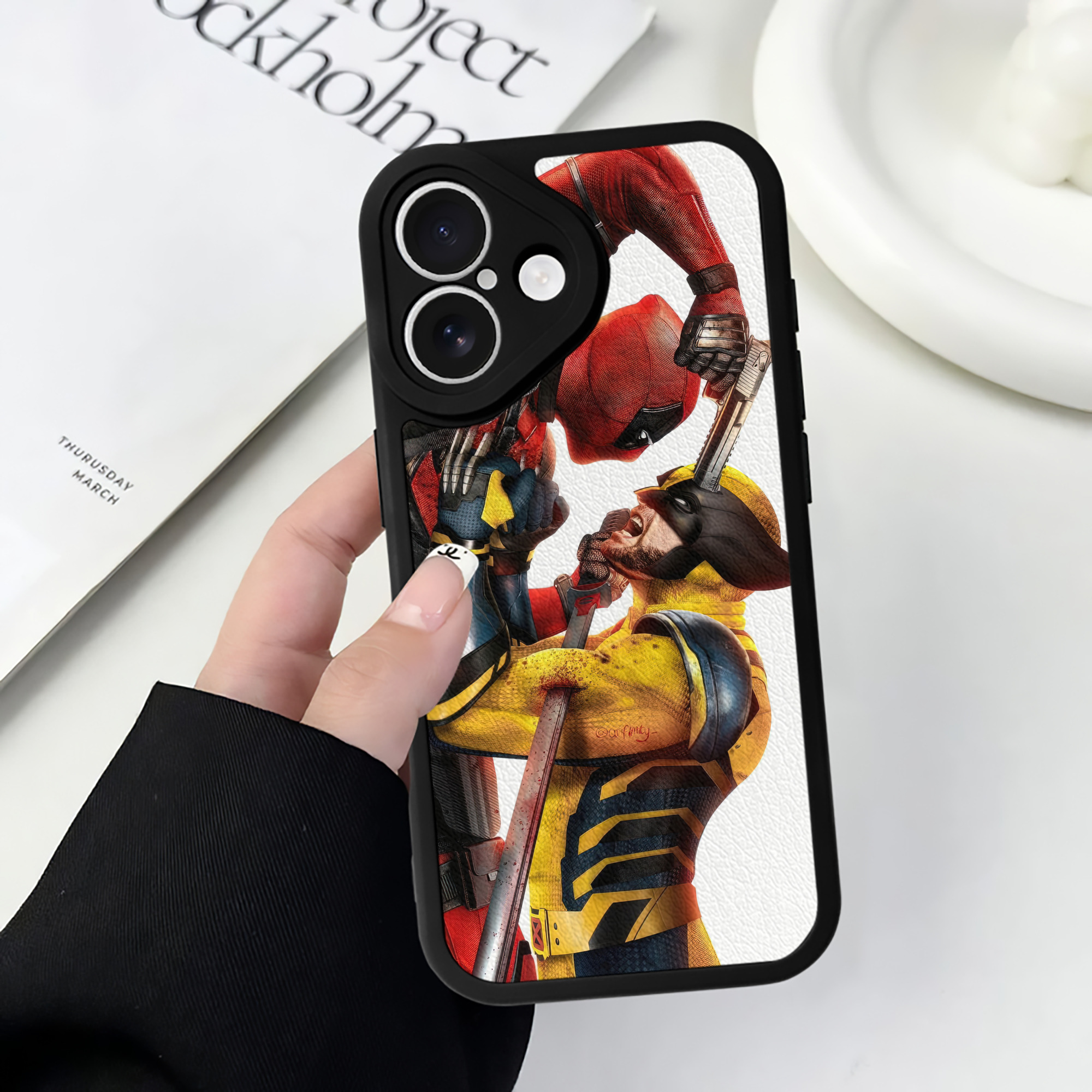 （画像用） Deadpool デッドプール 【iPhone 16シリーズ対応】シリコンスマホケース（レザー調） 材質：シリコン
